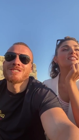 Hande_Ercel_and_Kerem_Bursin_live_on_Instagram_-_06_09_2021_0510.jpg