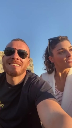 Hande_Ercel_and_Kerem_Bursin_live_on_Instagram_-_06_09_2021_0514.jpg