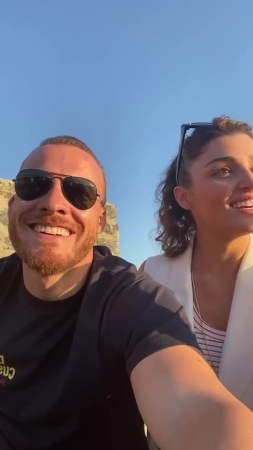 Hande_Ercel_and_Kerem_Bursin_live_on_Instagram_-_06_09_2021_0518.jpg