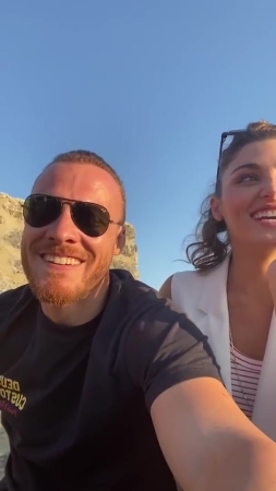 Hande_Ercel_and_Kerem_Bursin_live_on_Instagram_-_06_09_2021_0536.jpg