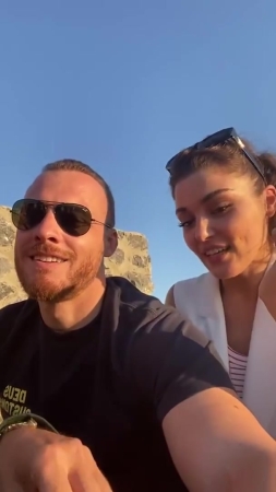 Hande_Ercel_and_Kerem_Bursin_live_on_Instagram_-_06_09_2021_0615.jpg