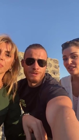 Hande_Ercel_and_Kerem_Bursin_live_on_Instagram_-_06_09_2021_0622.jpg