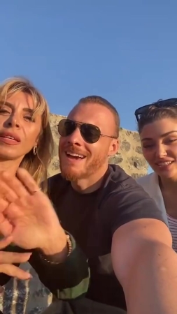 Hande_Ercel_and_Kerem_Bursin_live_on_Instagram_-_06_09_2021_0626.jpg