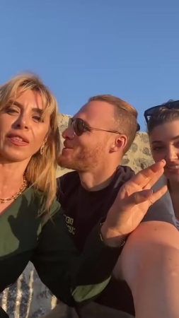 Hande_Ercel_and_Kerem_Bursin_live_on_Instagram_-_06_09_2021_0627.jpg