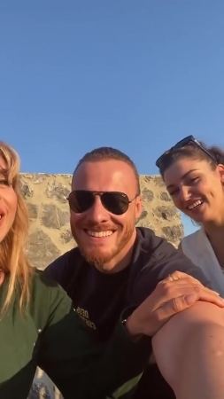 Hande_Ercel_and_Kerem_Bursin_live_on_Instagram_-_06_09_2021_0634.jpg