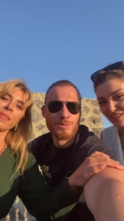 Hande_Ercel_and_Kerem_Bursin_live_on_Instagram_-_06_09_2021_0639.jpg