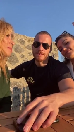 Hande_Ercel_and_Kerem_Bursin_live_on_Instagram_-_06_09_2021_0780.jpg