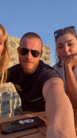 Hande_Ercel_and_Kerem_Bursin_live_on_Instagram_-_06_09_2021_0795.jpg