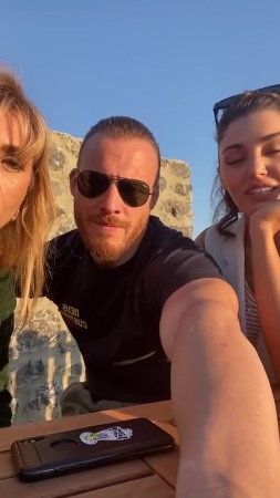 Hande_Ercel_and_Kerem_Bursin_live_on_Instagram_-_06_09_2021_0798.jpg