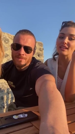 Hande_Ercel_and_Kerem_Bursin_live_on_Instagram_-_06_09_2021_0802.jpg