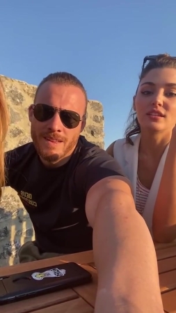 Hande_Ercel_and_Kerem_Bursin_live_on_Instagram_-_06_09_2021_0805.jpg