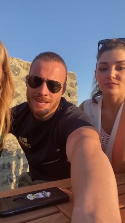 Hande_Ercel_and_Kerem_Bursin_live_on_Instagram_-_06_09_2021_0809.jpg