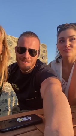 Hande_Ercel_and_Kerem_Bursin_live_on_Instagram_-_06_09_2021_0813.jpg