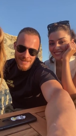 Hande_Ercel_and_Kerem_Bursin_live_on_Instagram_-_06_09_2021_0835.jpg