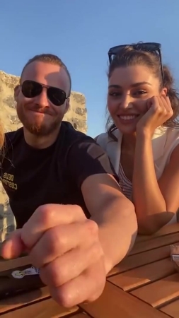 Hande_Ercel_and_Kerem_Bursin_live_on_Instagram_-_06_09_2021_0839.jpg