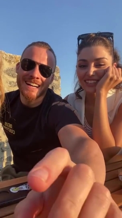 Hande_Ercel_and_Kerem_Bursin_live_on_Instagram_-_06_09_2021_0849.jpg