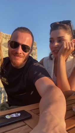 Hande_Ercel_and_Kerem_Bursin_live_on_Instagram_-_06_09_2021_0856.jpg