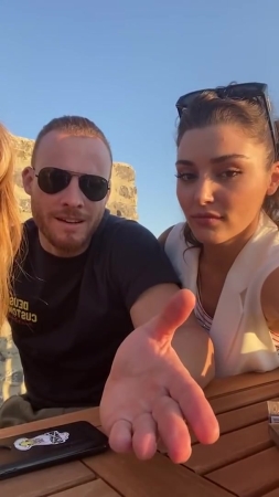 Hande_Ercel_and_Kerem_Bursin_live_on_Instagram_-_06_09_2021_0903.jpg