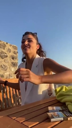 Hande_Ercel_and_Kerem_Bursin_live_on_Instagram_-_06_09_2021_0937.jpg