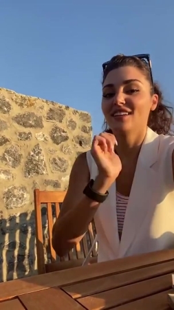 Hande_Ercel_and_Kerem_Bursin_live_on_Instagram_-_06_09_2021_0943.jpg