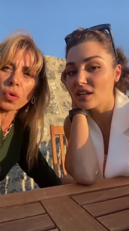 Hande_Ercel_and_Kerem_Bursin_live_on_Instagram_-_06_09_2021_0956.jpg