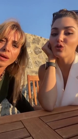 Hande_Ercel_and_Kerem_Bursin_live_on_Instagram_-_06_09_2021_0977.jpg