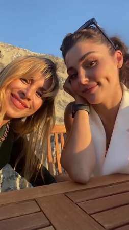 Hande_Ercel_and_Kerem_Bursin_live_on_Instagram_-_06_09_2021_0981.jpg