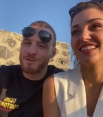 Filename=Hande_Ercel_and_Kerem_Bursin_live_on_Instagram_-_06_09_2021_0084.jpg
Filesize=54KiB
Dimensions=608x1080
Date added=10.06.21 Hande_Ercel_and_Kerem_Bursin_live_on_Instagram_-_06_09_2021_0084.jpg