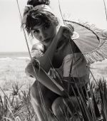 Filename=Hande_for_Vogue_014.jpg
Filesize=337KiB
Dimensions=1080x864
Date added=23.09.21 Hande_for_Vogue_014.jpg