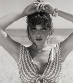 Filename=Hande_for_Vogue_021.jpg
Filesize=245KiB
Dimensions=750x1024
Date added=23.09.21 Hande_for_Vogue_021.jpg