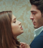 Filename=Ask_Laftan_Anlamaz_1_Bolum____2033.jpg
Filesize=143KiB
Dimensions=1920x1080
Date added=11.05.21 Ask_Laftan_Anlamaz_1_Bolum____2033.jpg