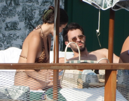 HQ
